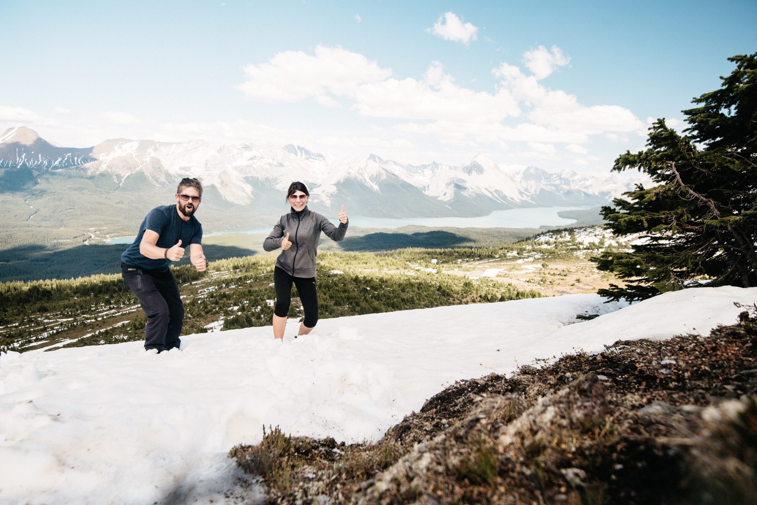 Bianca und Tom wandern am Bald Hills Trail über Schnee