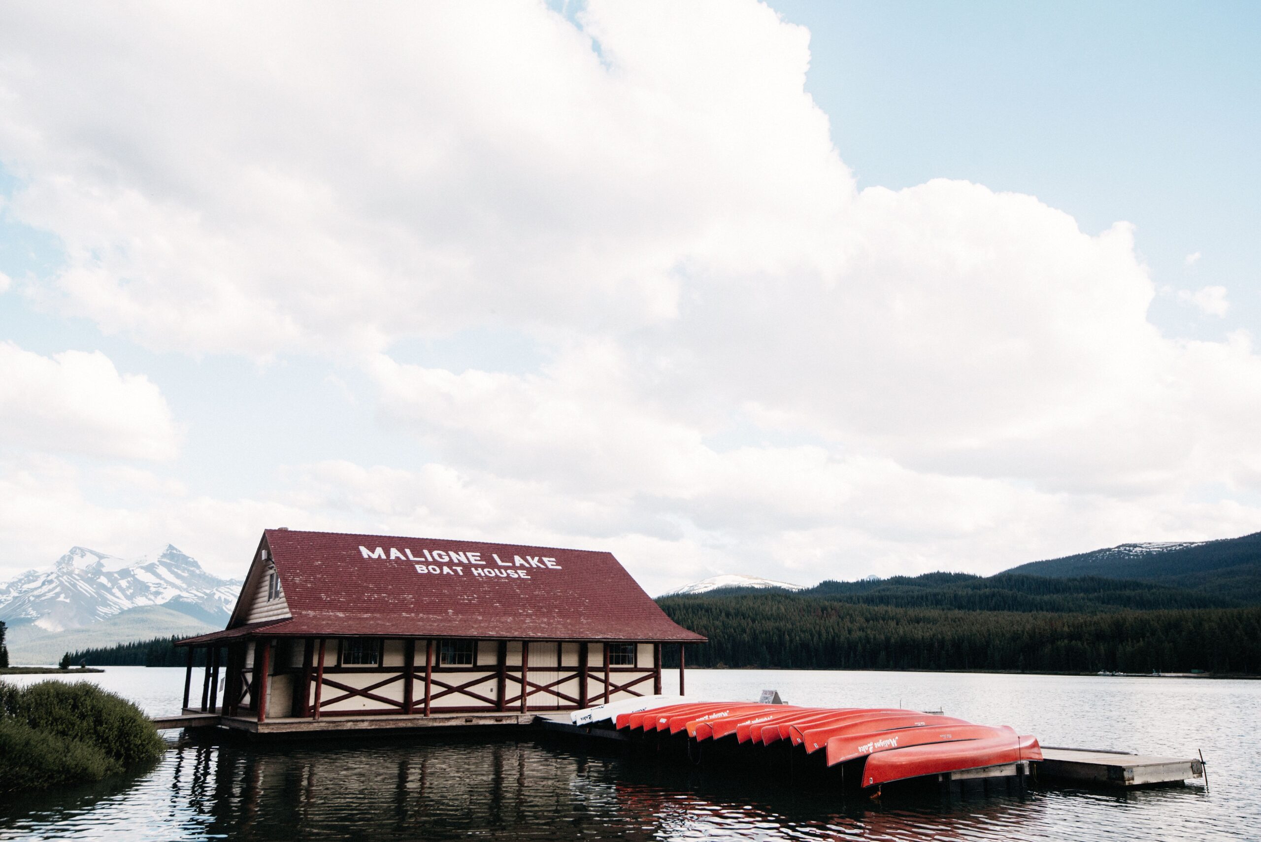 Rote Kanus neben dem Bootshaus am Maligne Lake