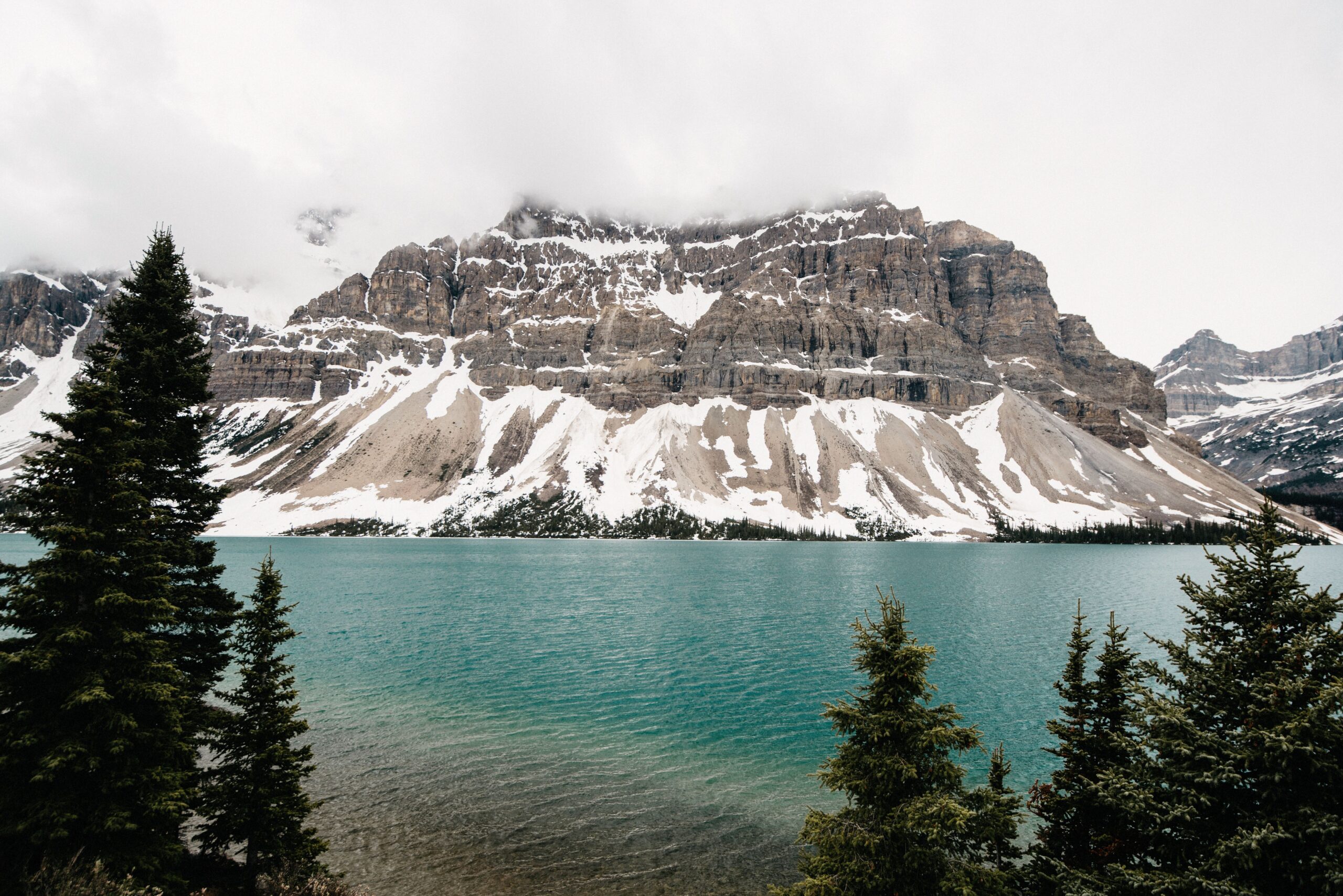 Ein türkisfarbener Bergsee neben dem Icefields Parkway