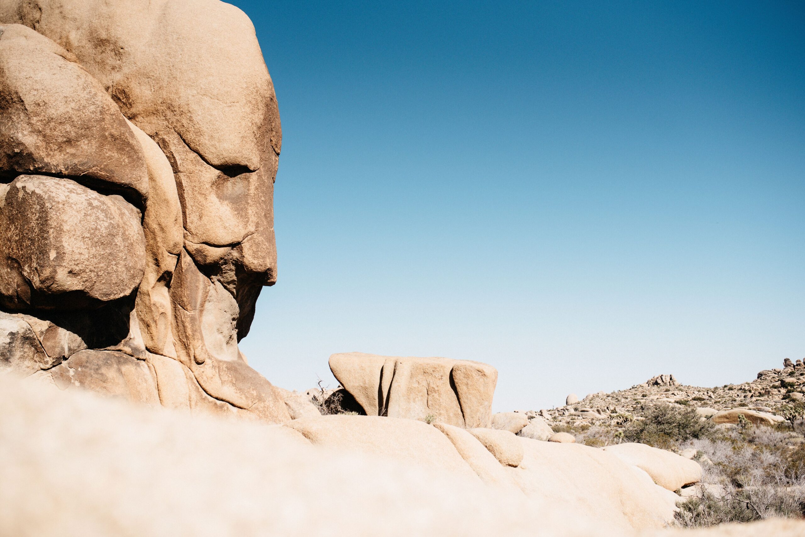 Der Skull Rock unter tiefblauem Himmel im Joshua Tree Nationalpark