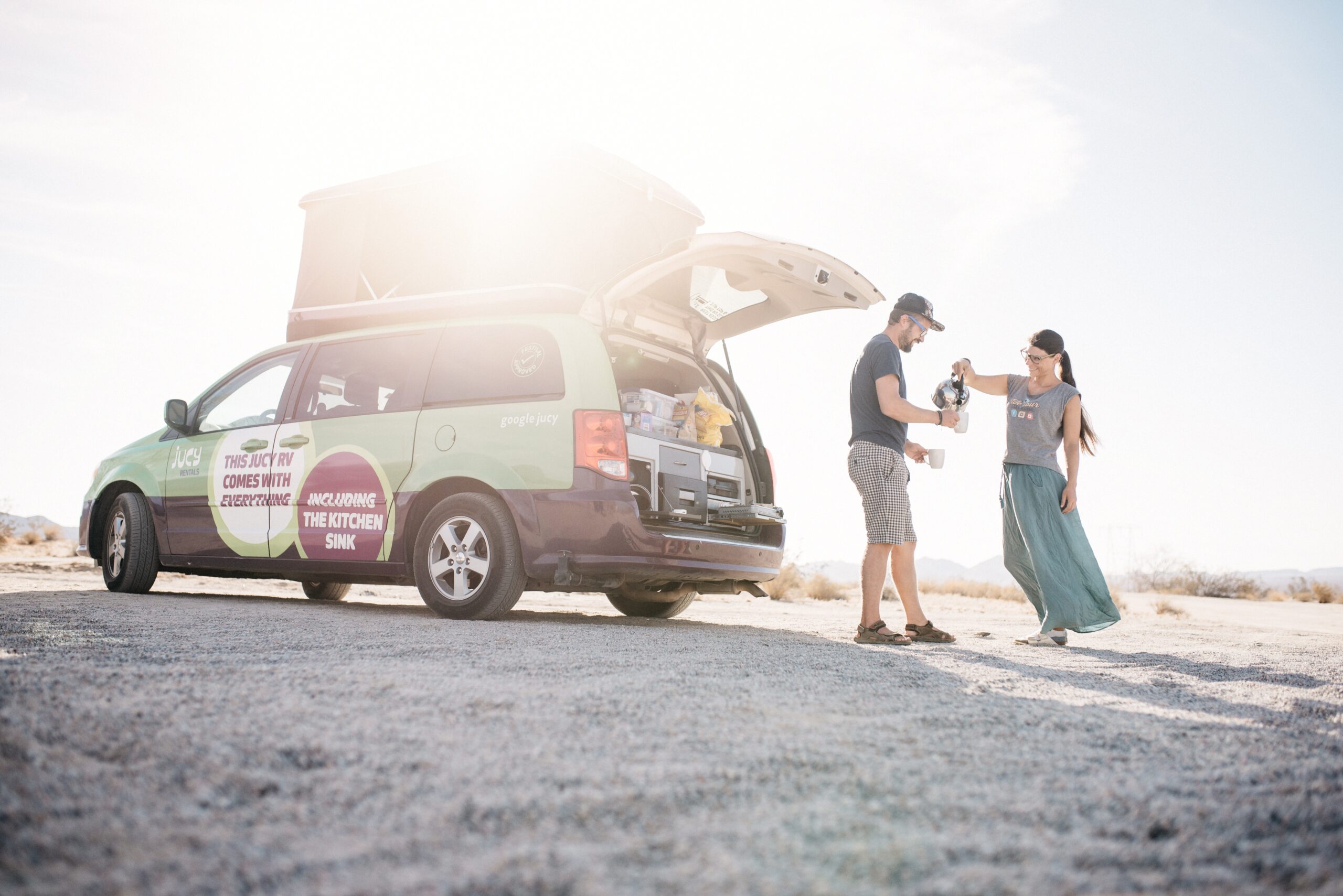 Bianca und Tom neben ihrem Campervan in der Wüste des Joshua Tree Nationalparks