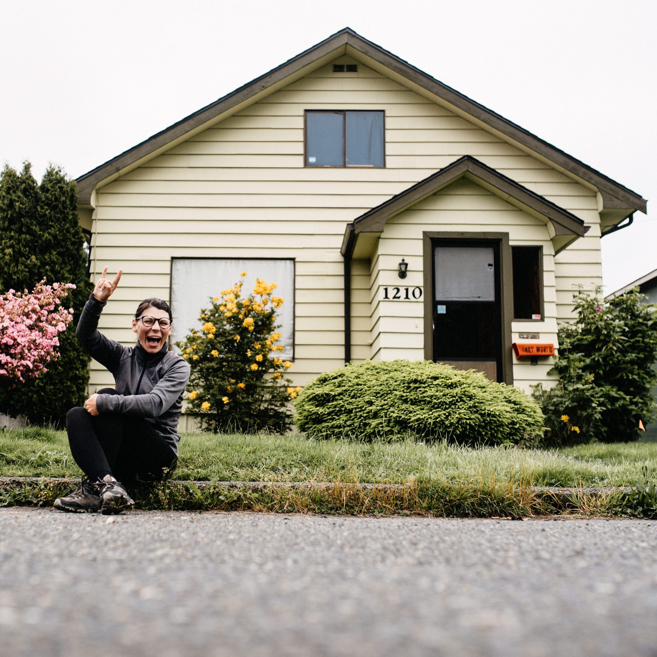 Bianca outside Kurt Cobain's childhood home in Aberdeen