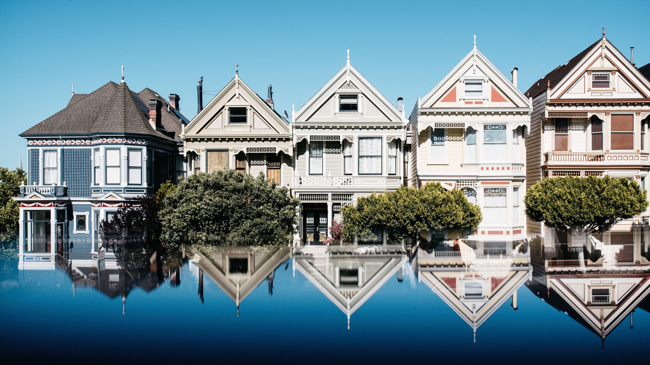 Die Painted Ladies spiegeln sich in einer ruhigen Wasserfläche in San Francisco