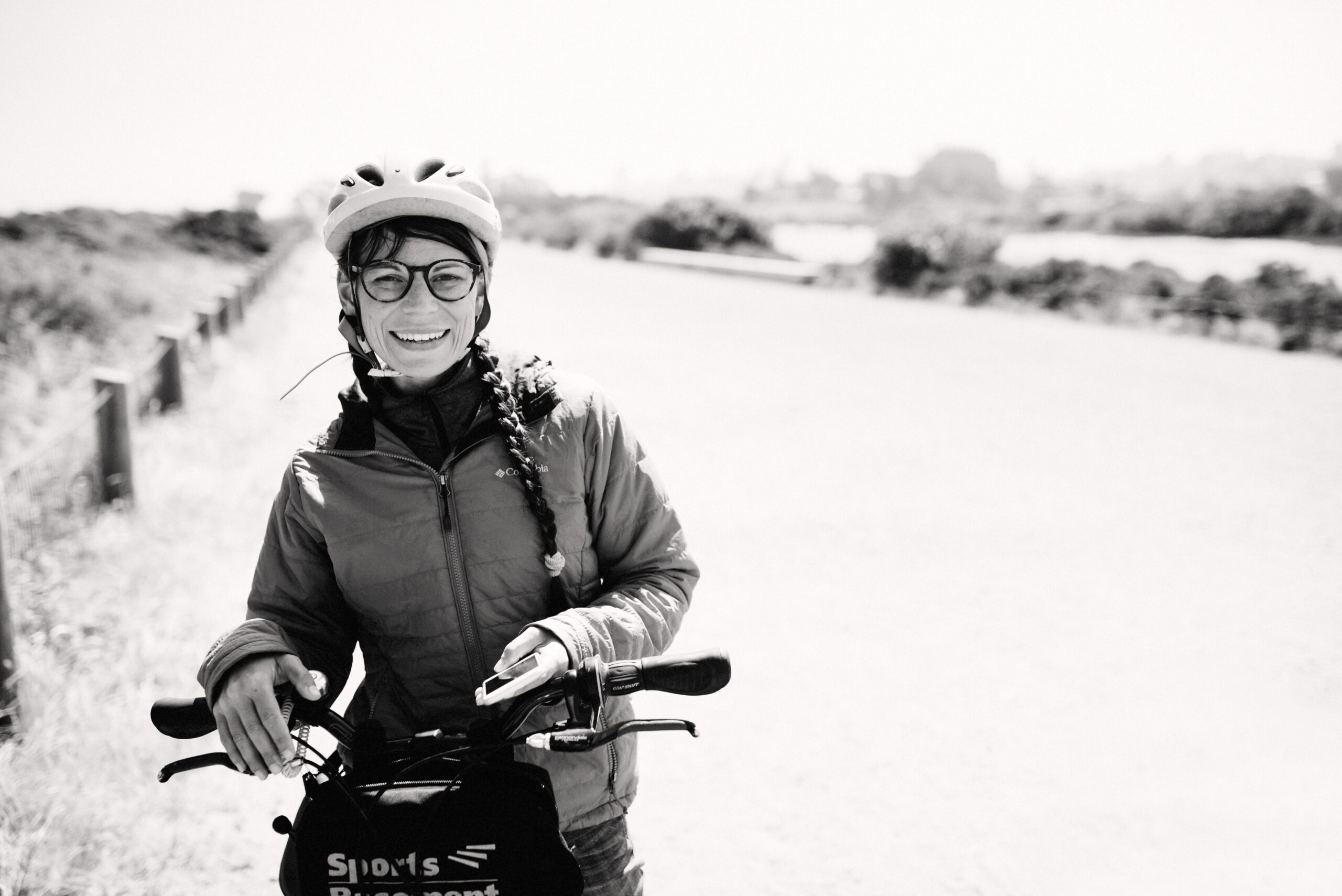 Bianca mit einem Fahrrad nahe der Uferpromenade von San Francisco