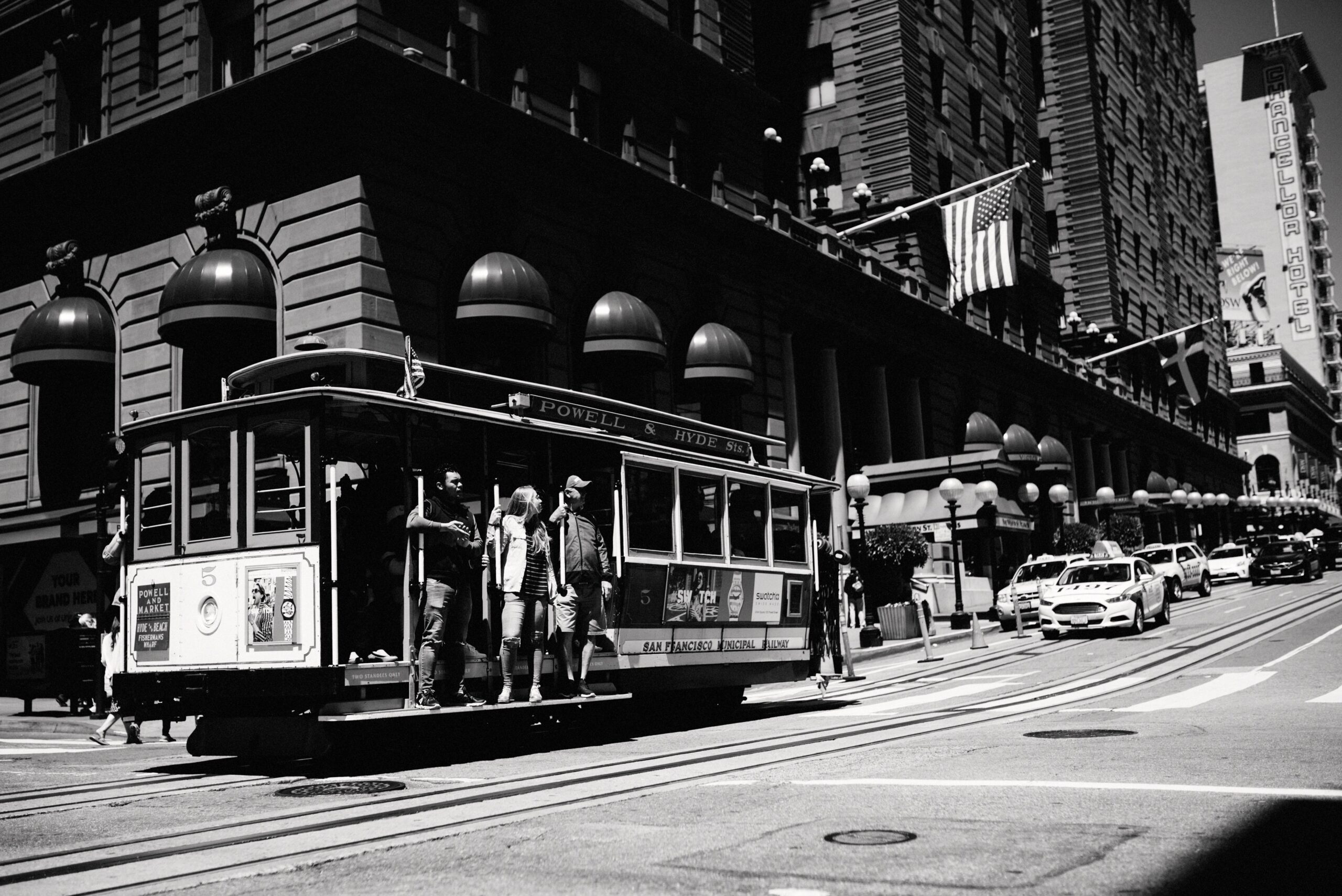 Eine Cable Car fährt durch die Innenstadt von San Francisco bergauf