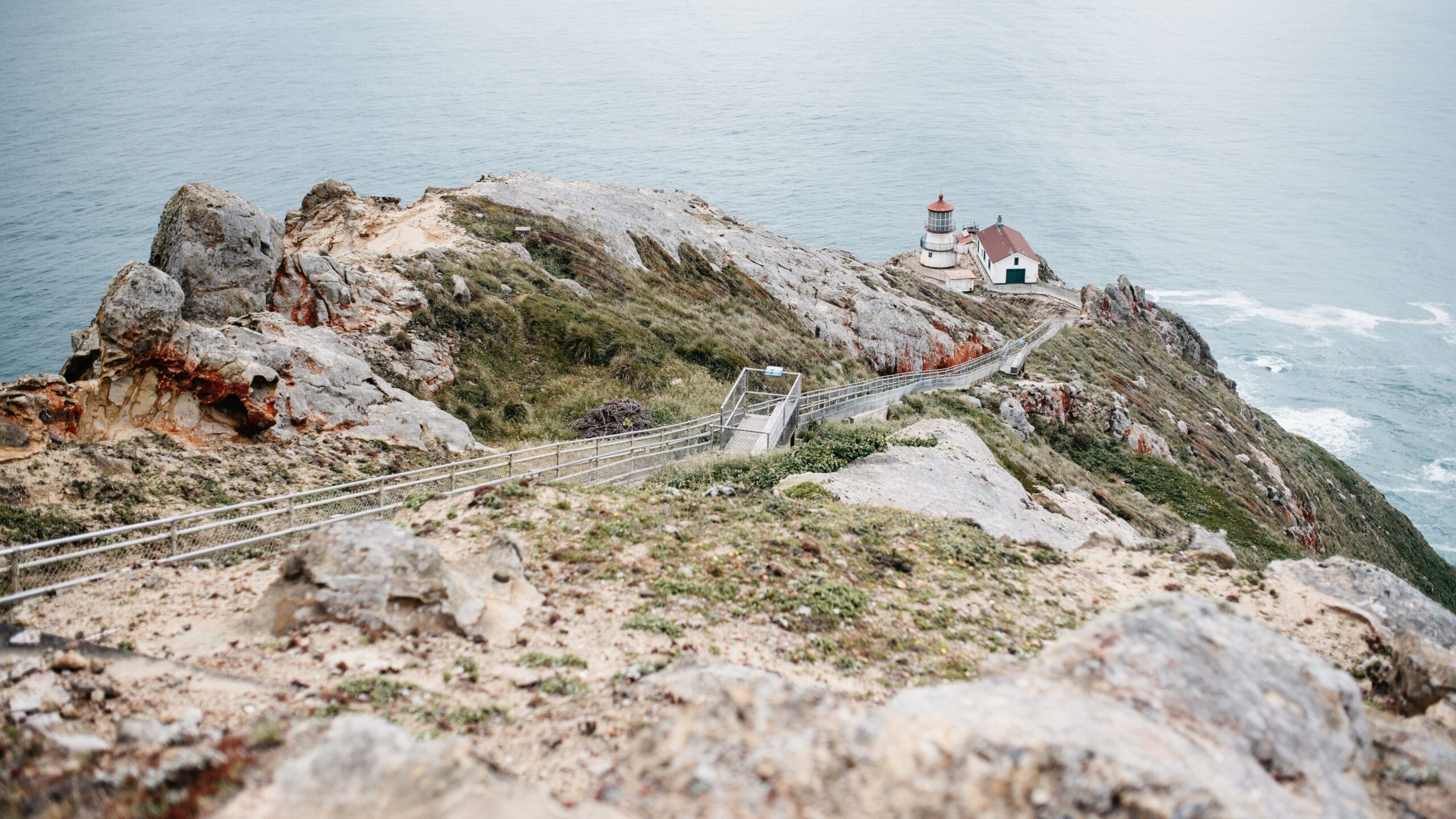 Der Leuchtturm von Point Reyes unterhalb der Küstenfelsen