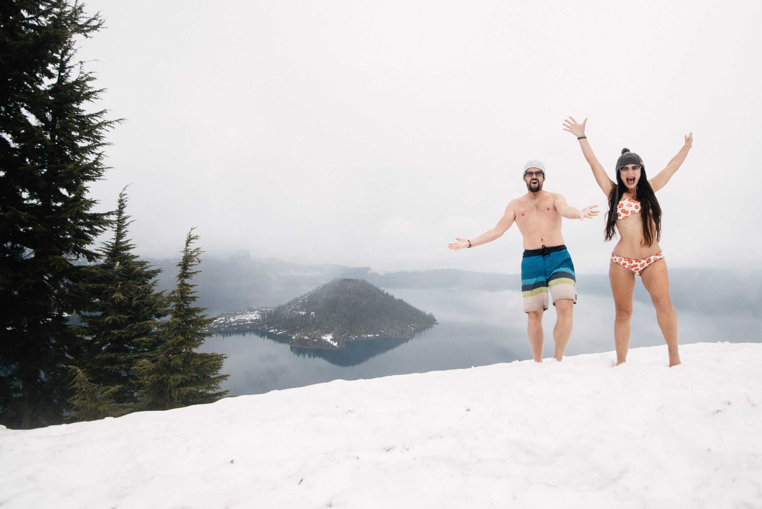 Bianca und Tom stehen im Schnee oberhalb des Crater Lake