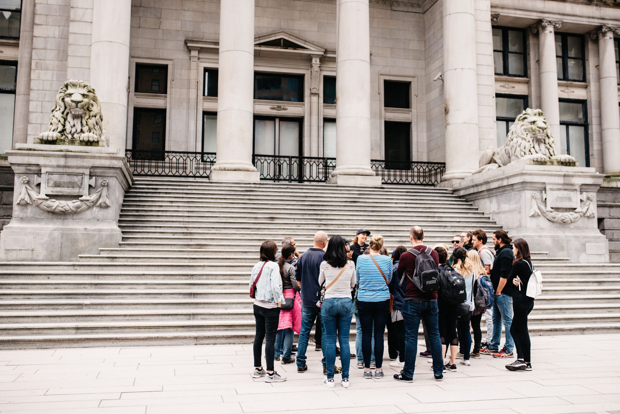 Eine Stadtführungsgruppe vor der Vancouver Art Gallery