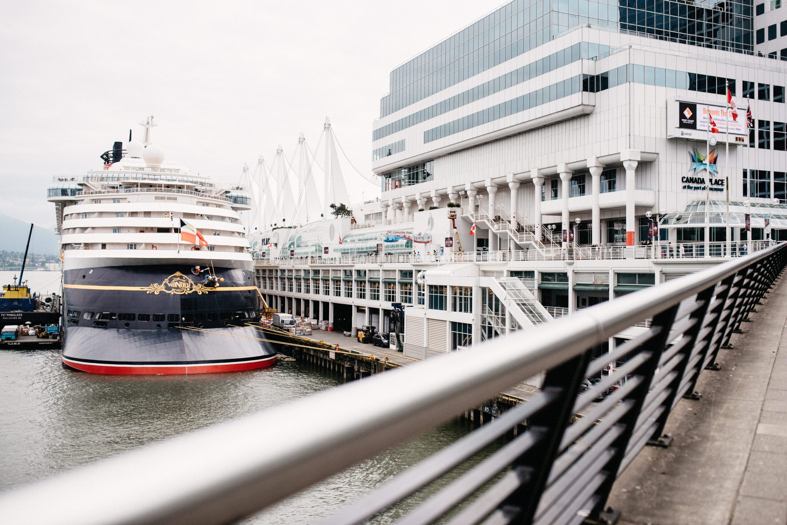 Schiffe und moderne Gebäude an der Uferpromenade von Vancouver