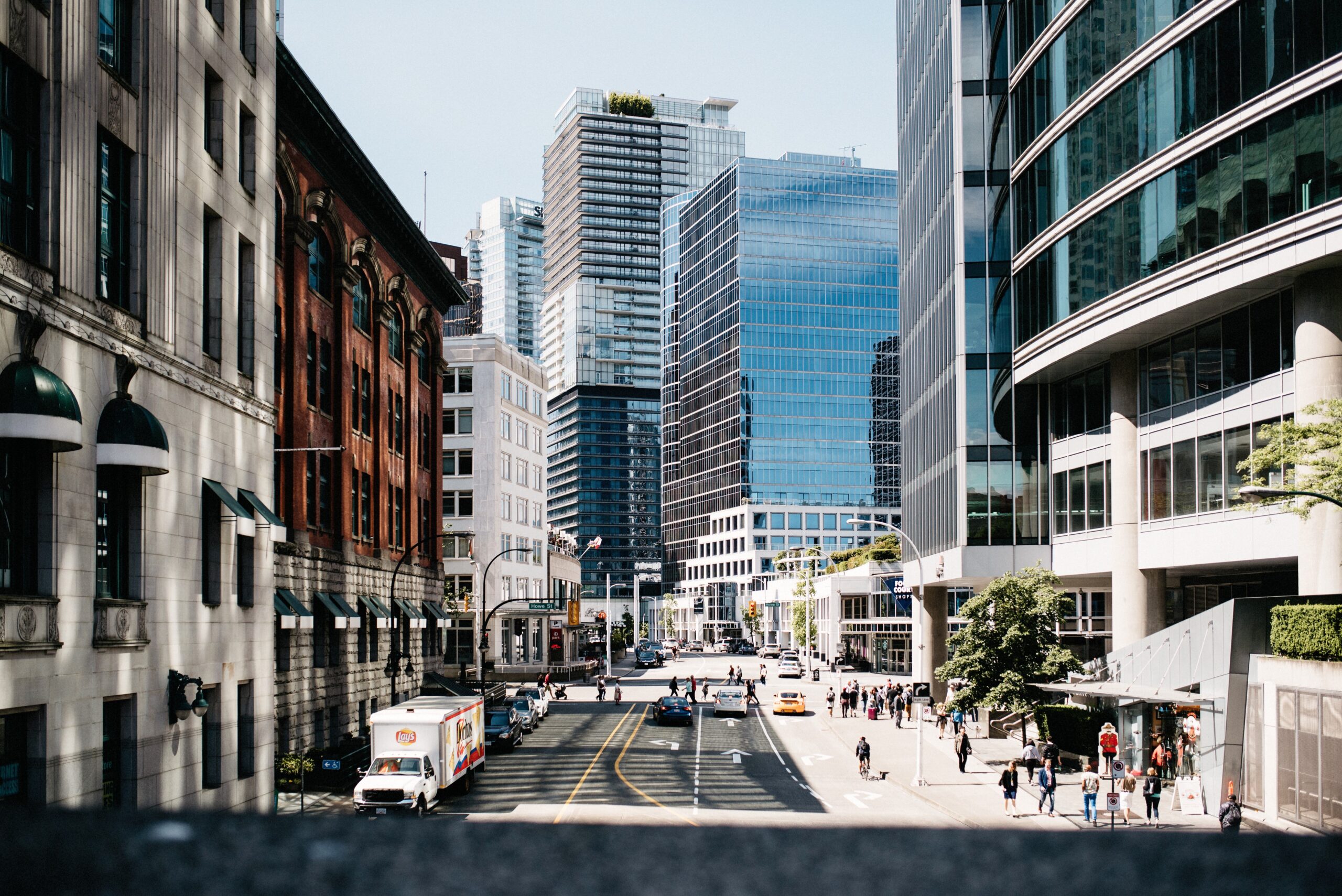 Eine Straße zwischen den Türmen der Innenstadt von Vancouver