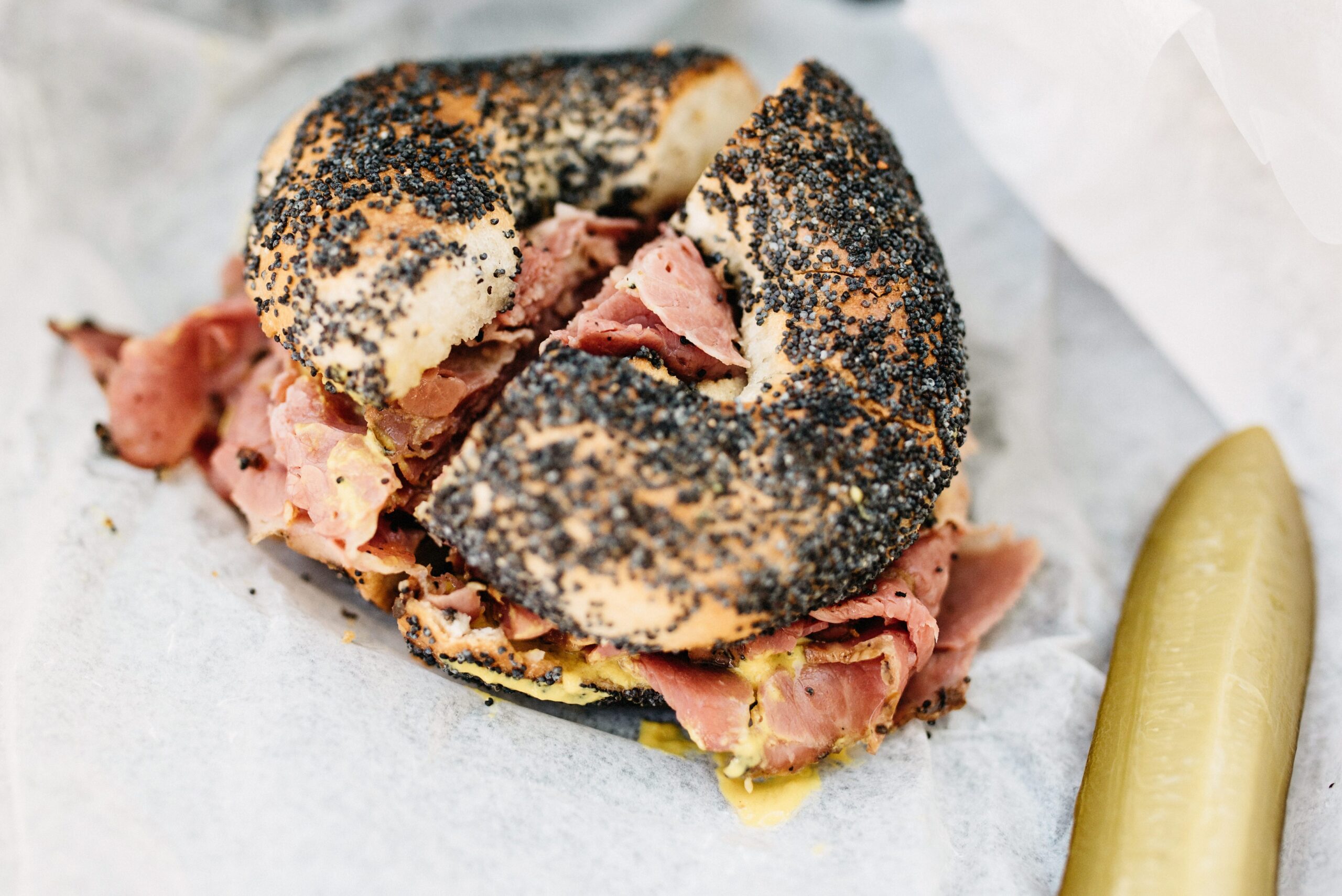 Ein Smoked-Meat-Bagel bei unserem Essensstopp in Vancouver