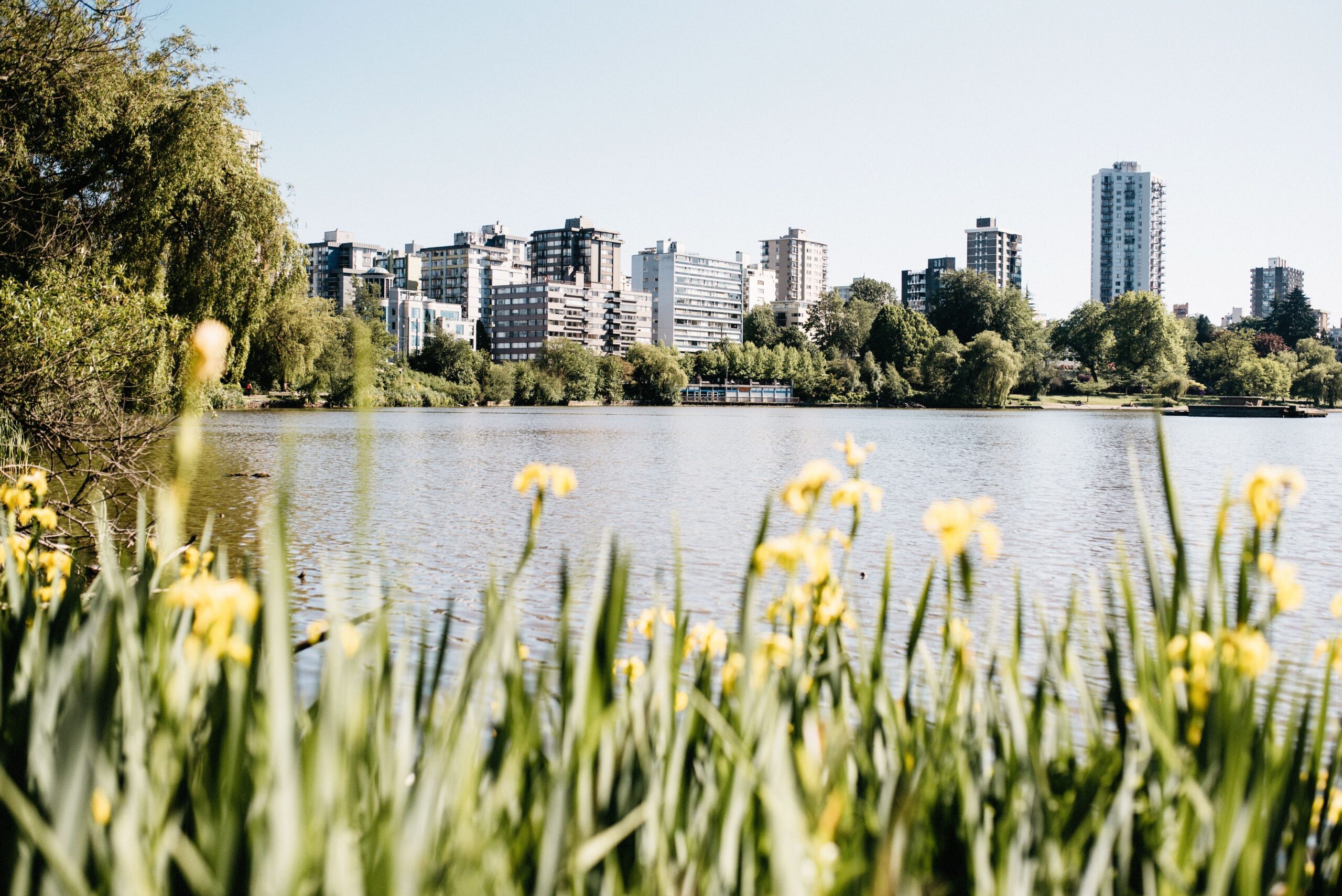 Die Skyline von Vancouver über das Wasser vom Stanley Park