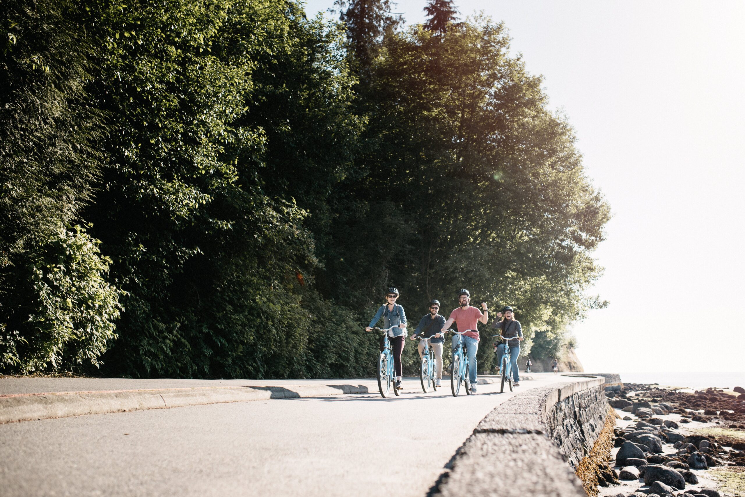 Radfahrer folgen der Stanley Park Seawall