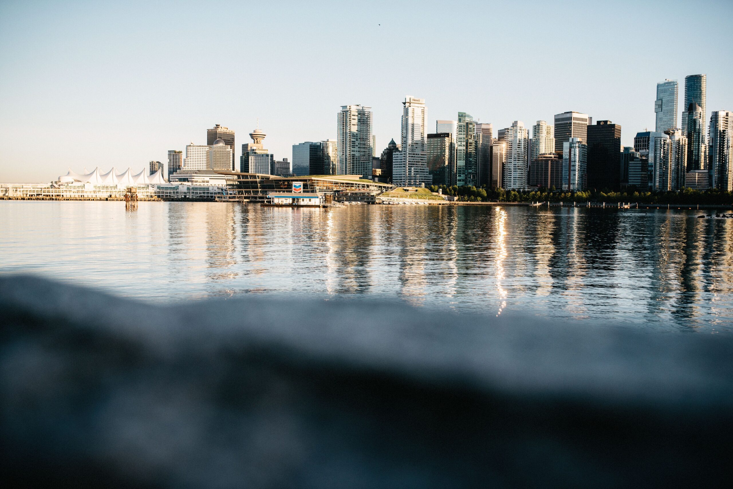 Vancouver im warmen Abendlicht über dem Wasser