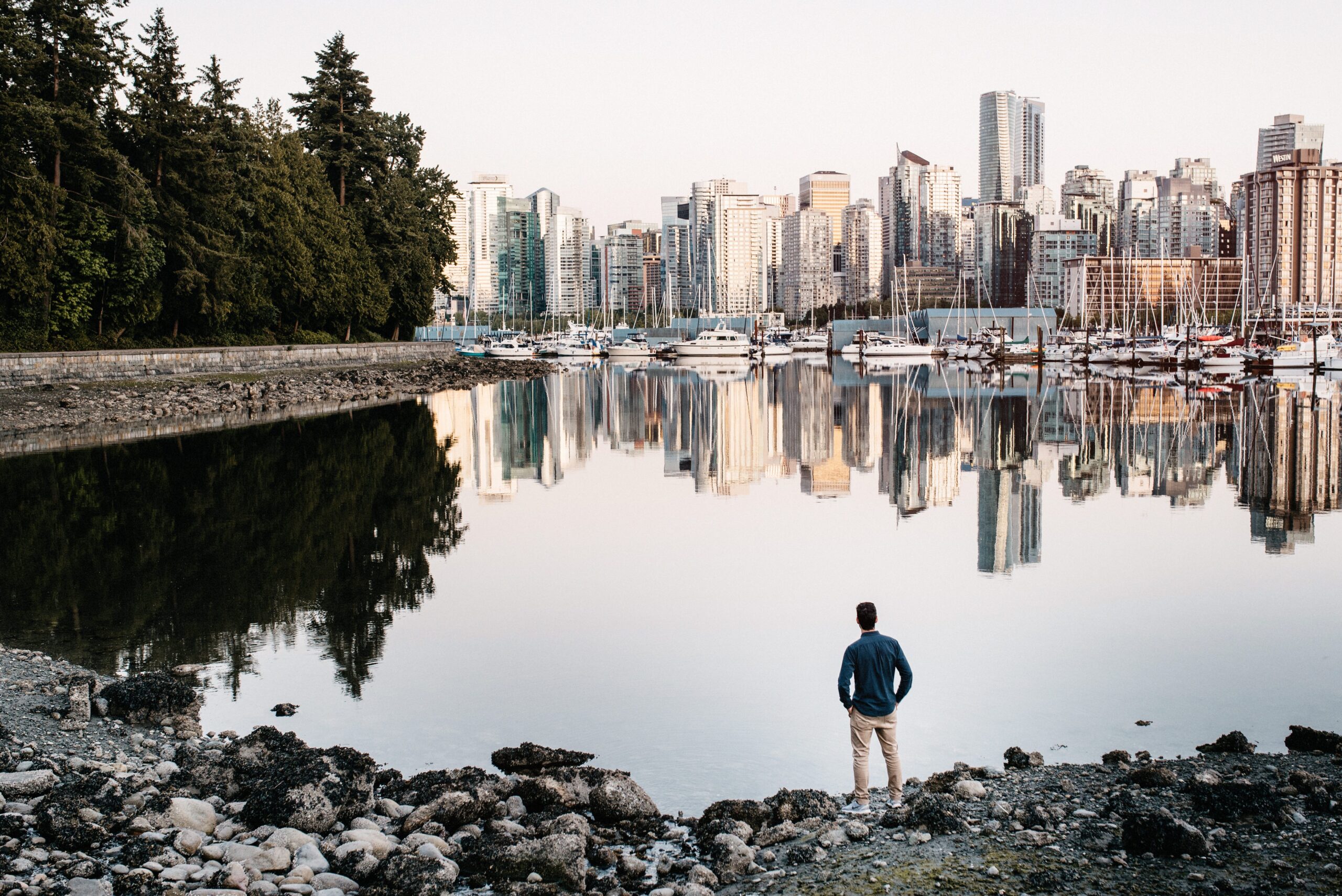Tom blickt über das Wasser auf die Skyline von Vancouver