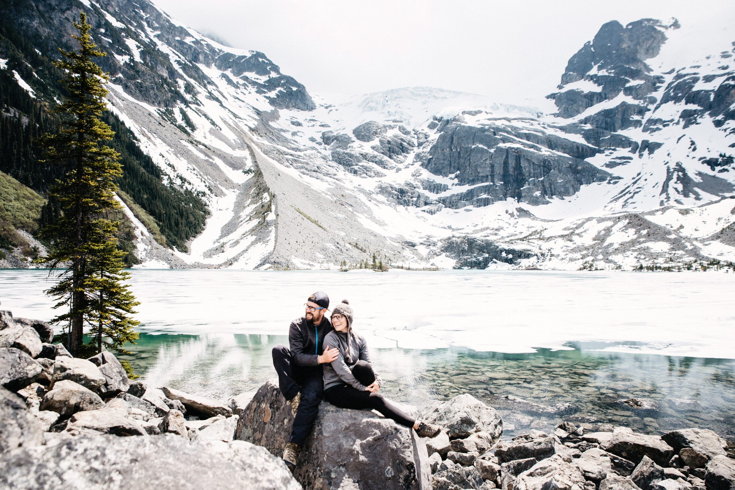 Bianca und Tom am Ufer des zugefrorenen Upper Joffre Lake