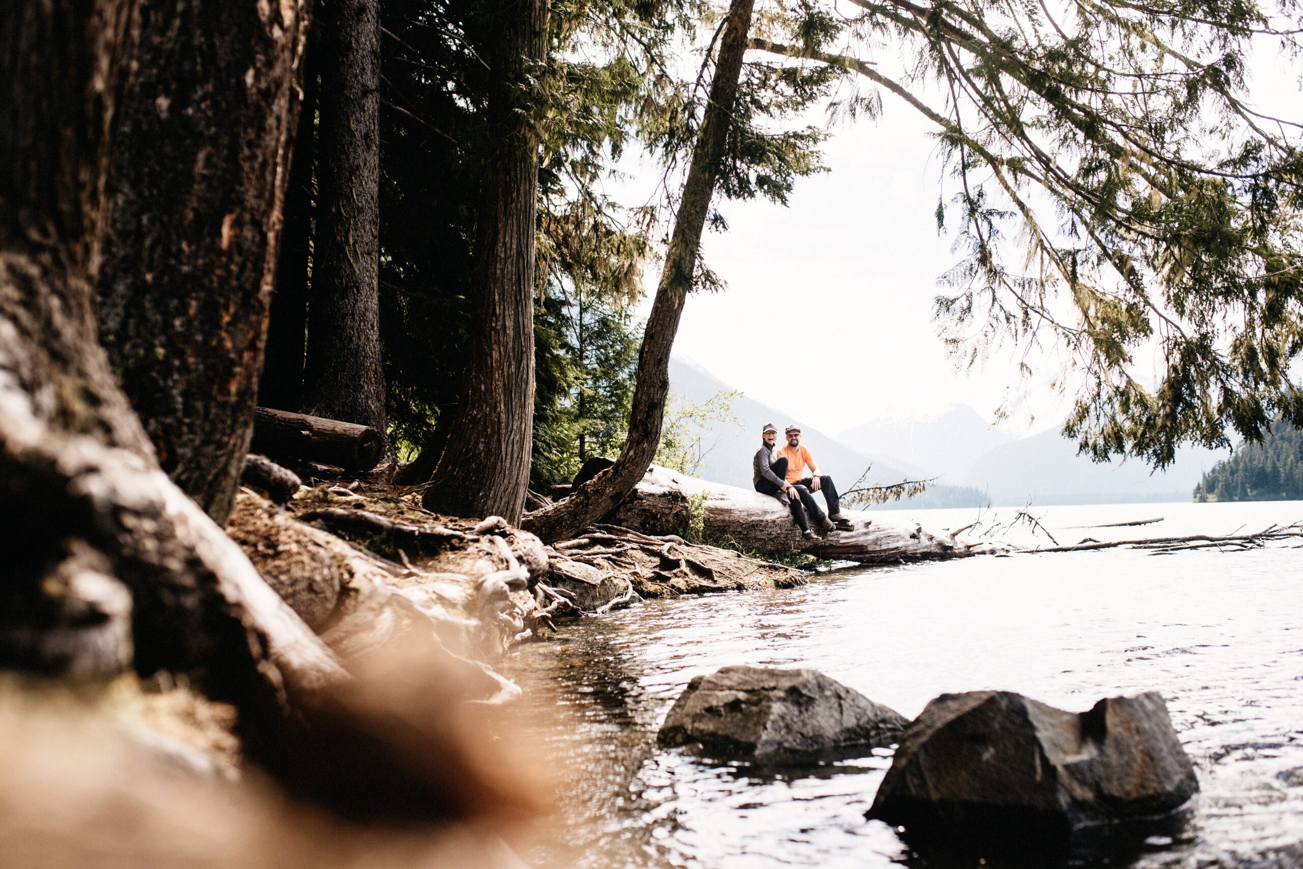 Bianca und Tom rasten am Ufer des Cheakamus Lake
