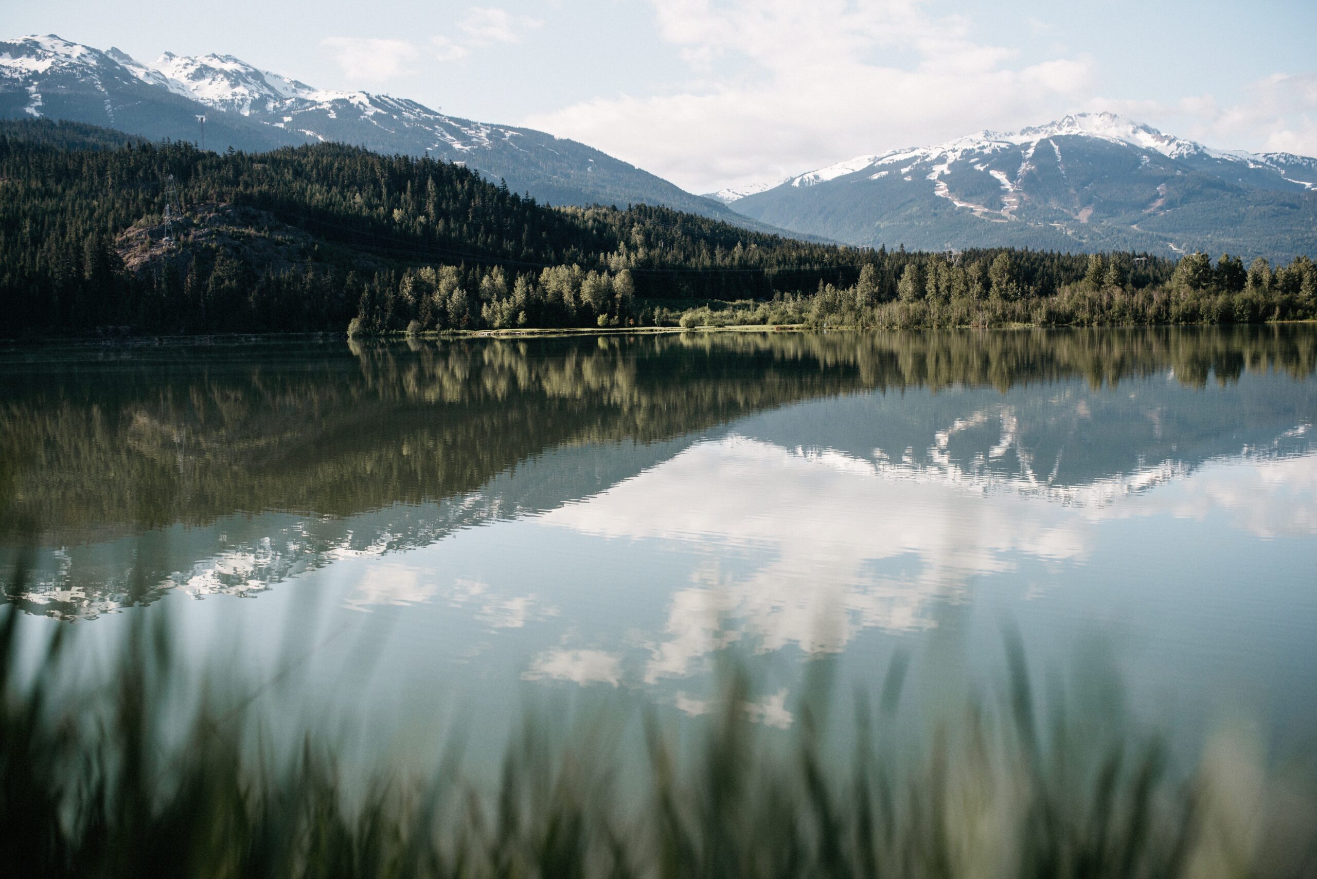 Berge spiegeln sich in einem ruhigen See nahe Whistler
