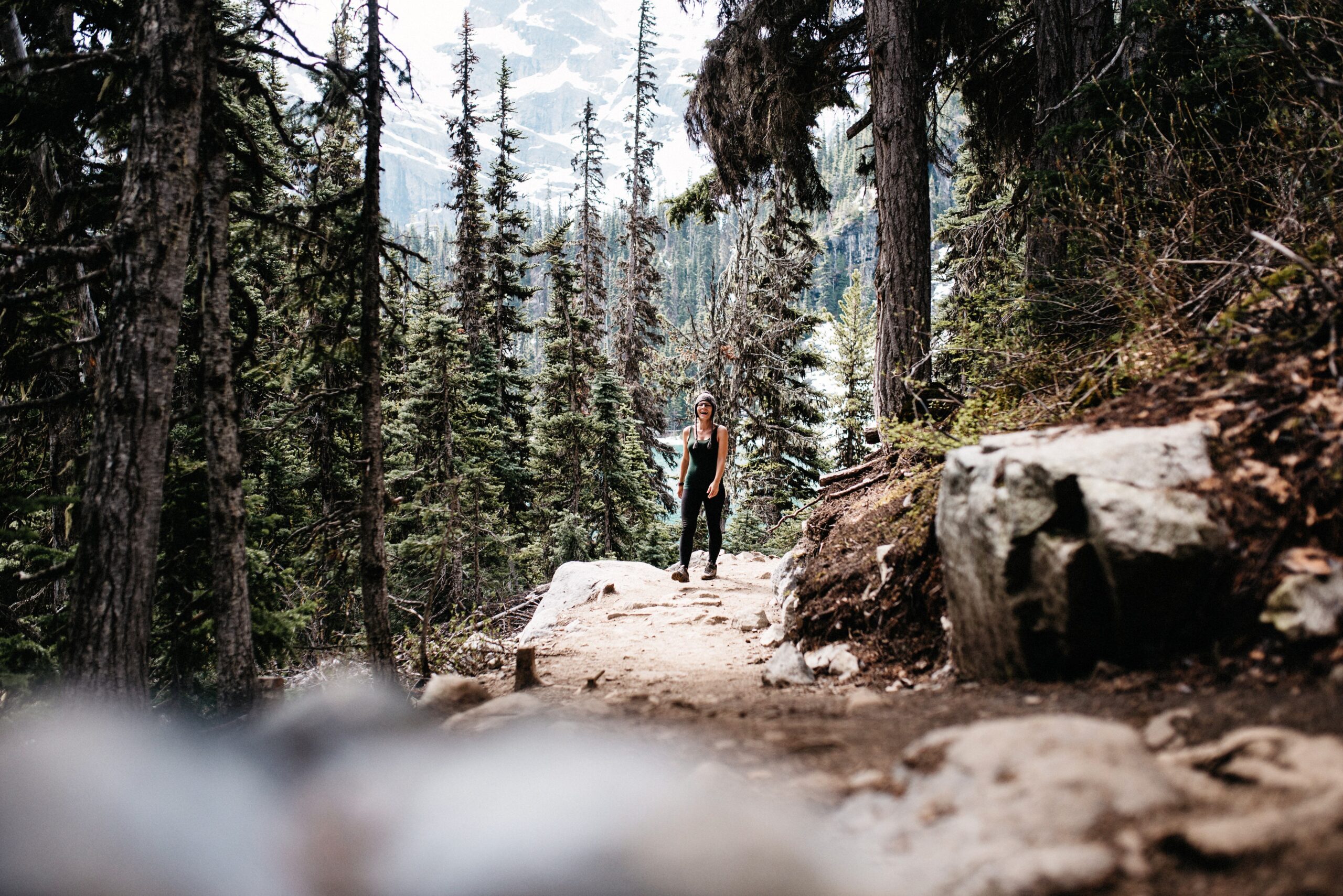 Bianca steigt durch den Wald zu den Joffre Lakes hinauf