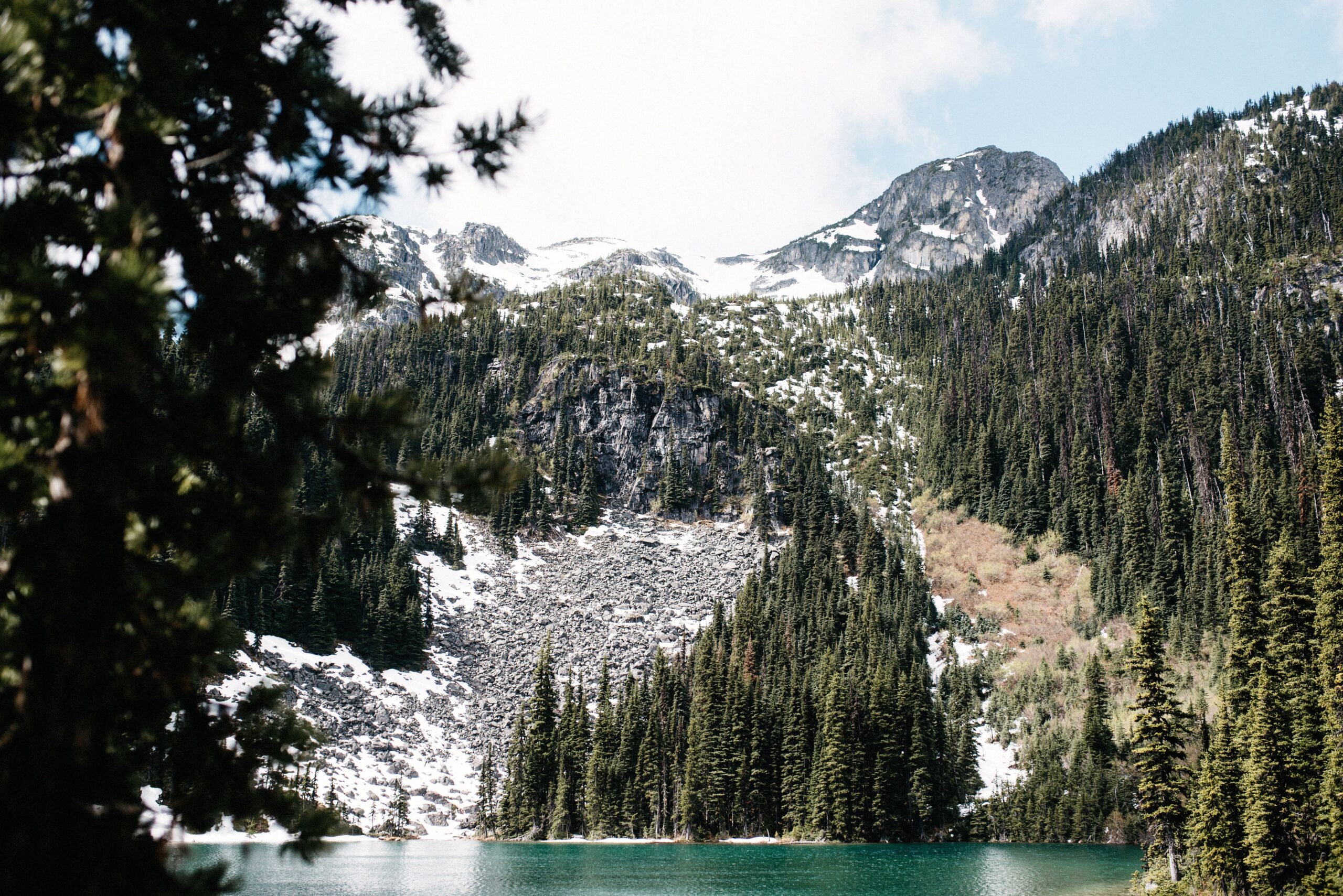 Middle Joffre Lake ist von Wald und Bergen umgeben