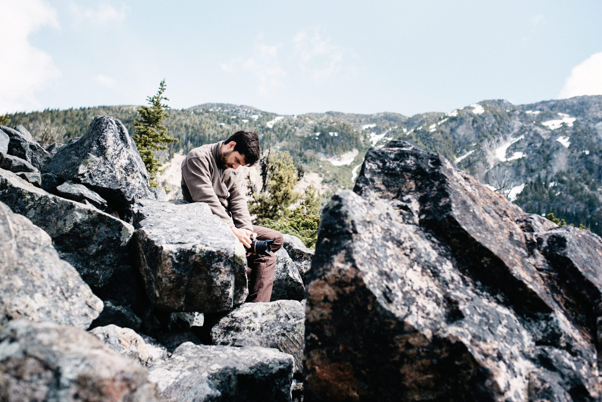 Tom sitzt zwischen den Felsen oberhalb des Joffre Lake