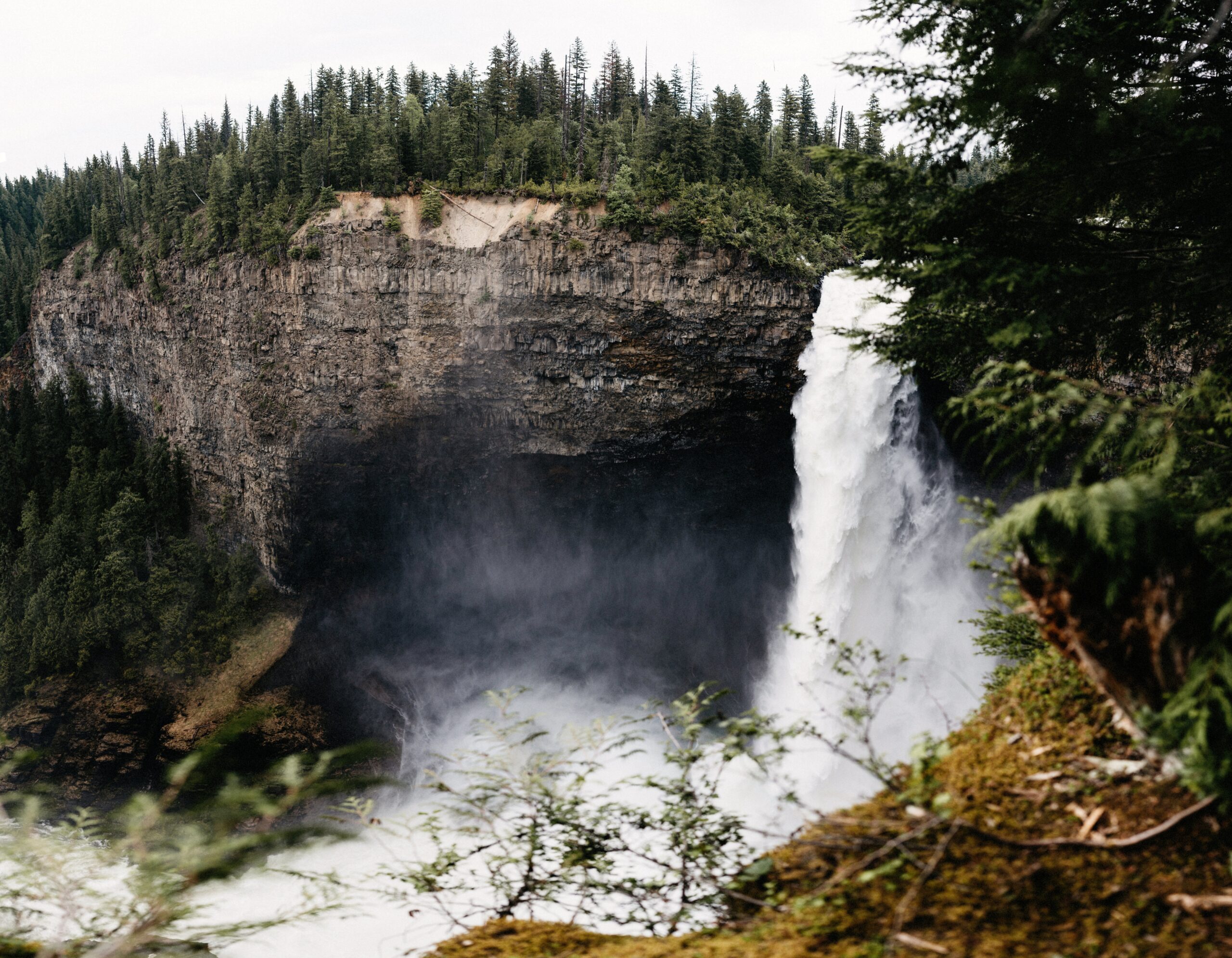 Helmcken Falls stürzt in seinen bewaldeten Canyon