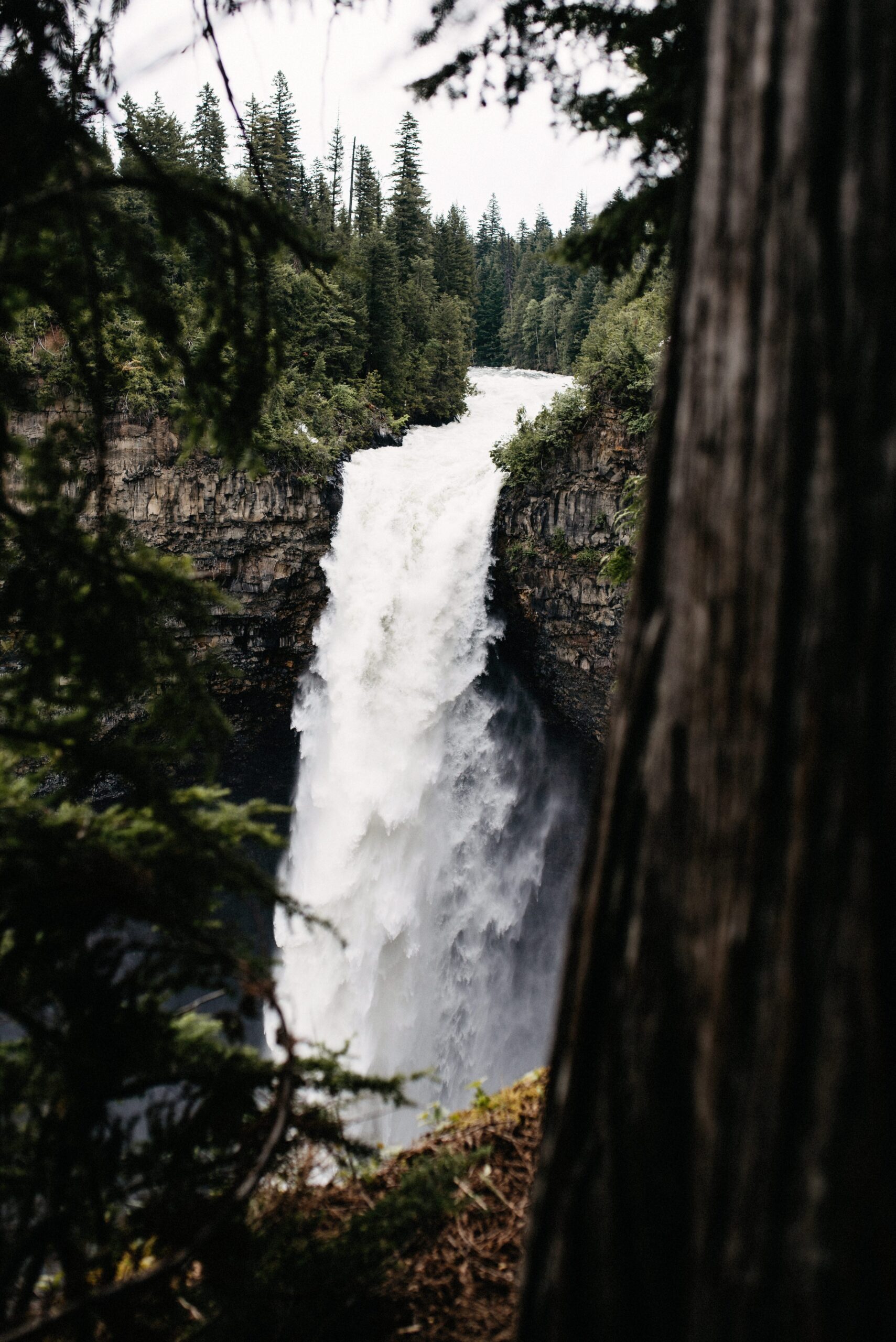 Nahaufnahme eines Wasserfalls im Wells Gray Provincial Park