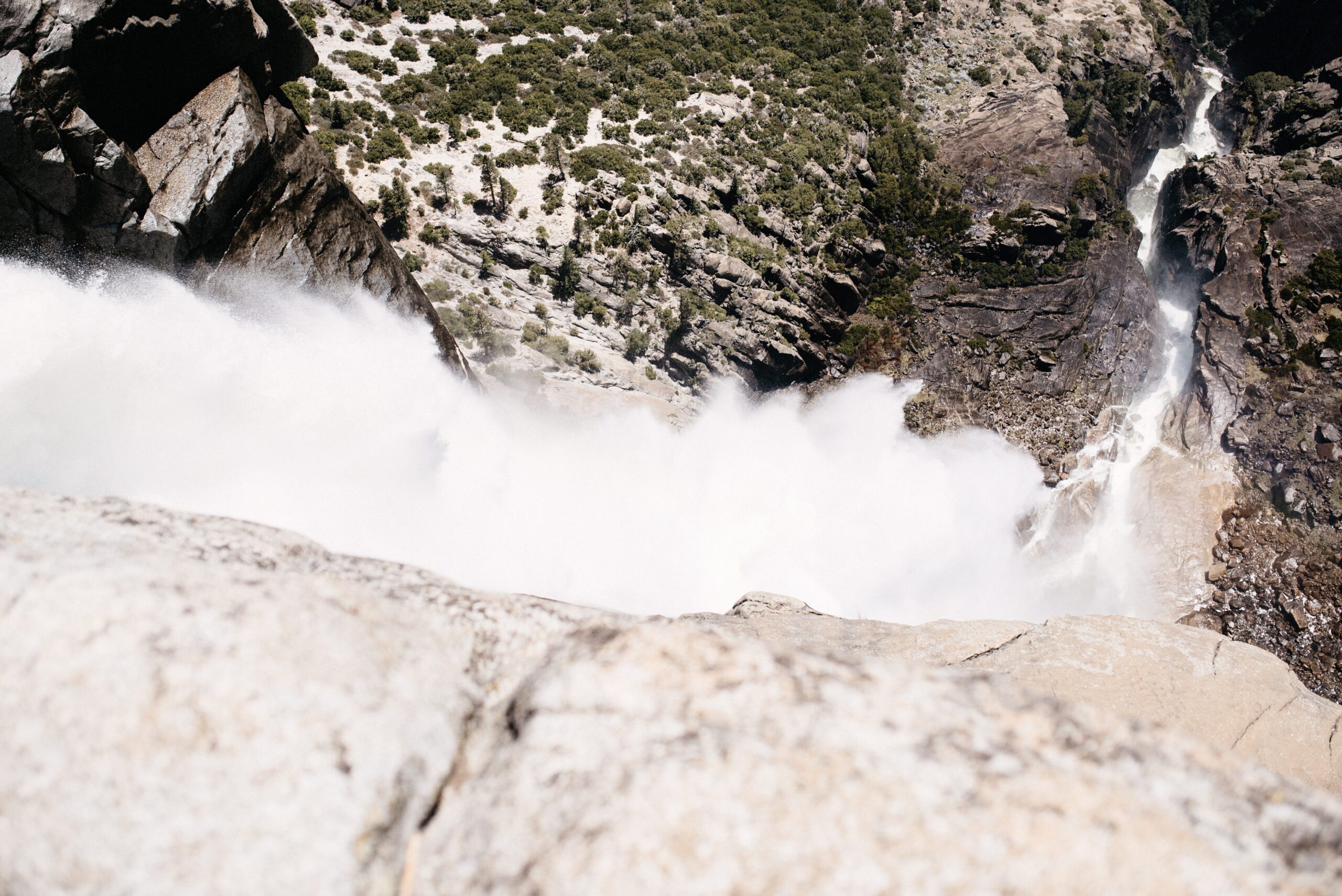 Upper Yosemite Falls stürzt zwischen den Granitfelsen hinab