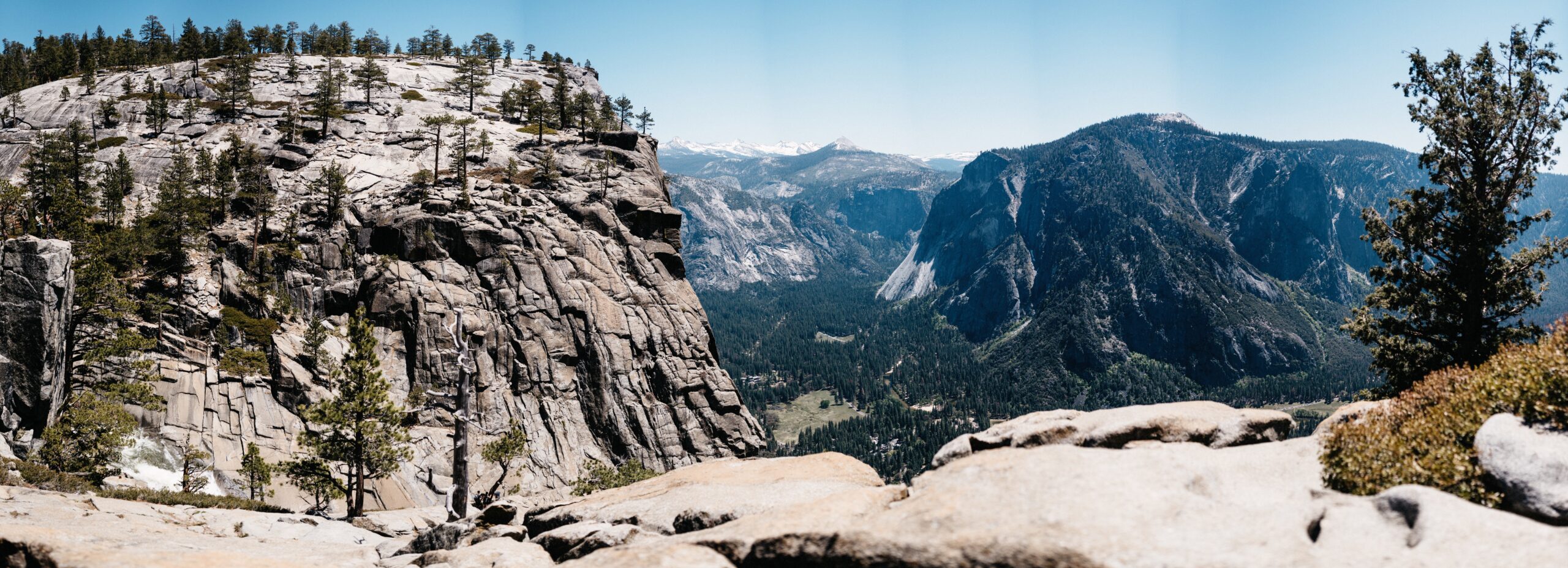 Ein Regenbogen entsteht in der Gischt der Upper Yosemite Falls