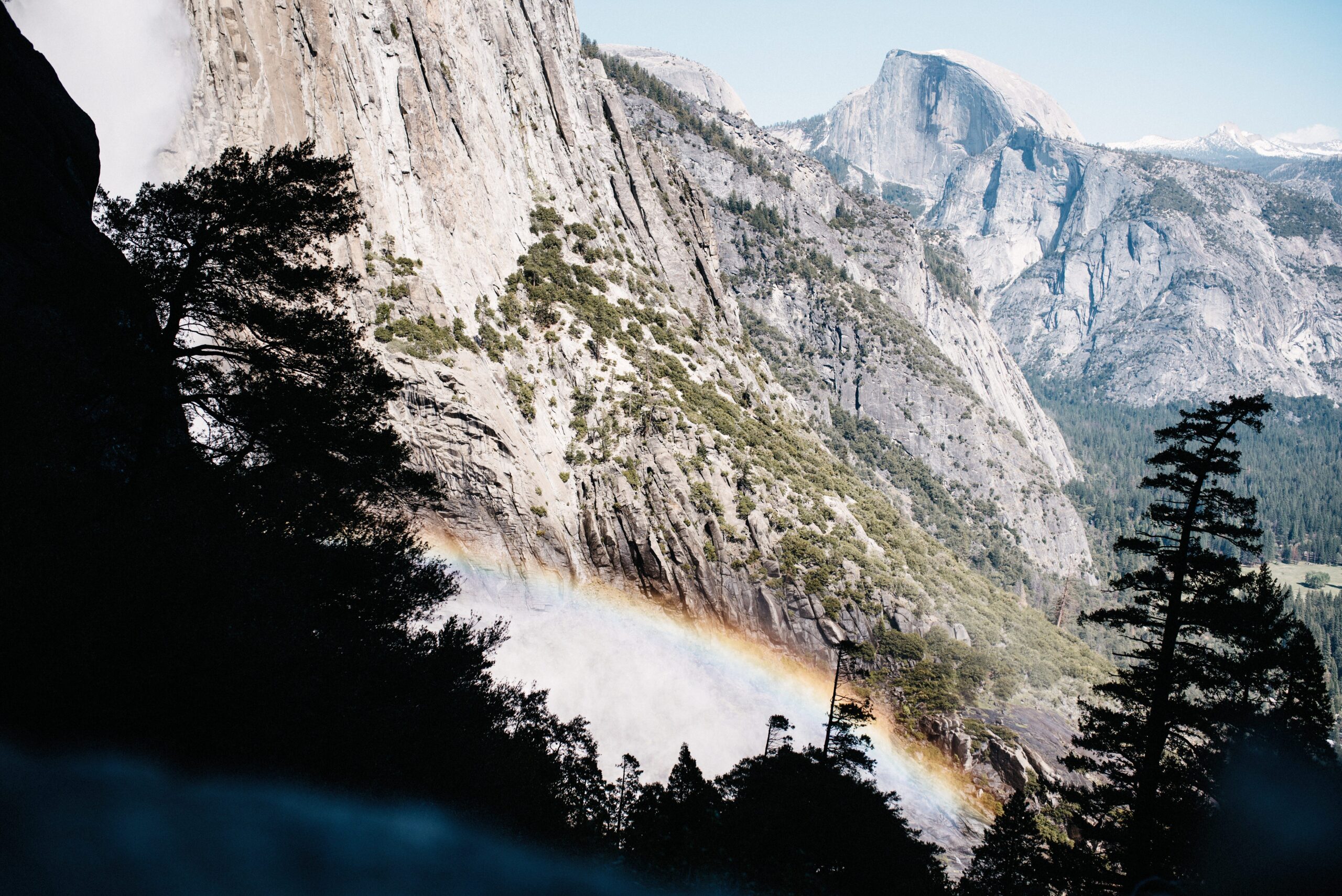 Bianca blickt vom hoch gelegenen Weg über das Yosemite Valley