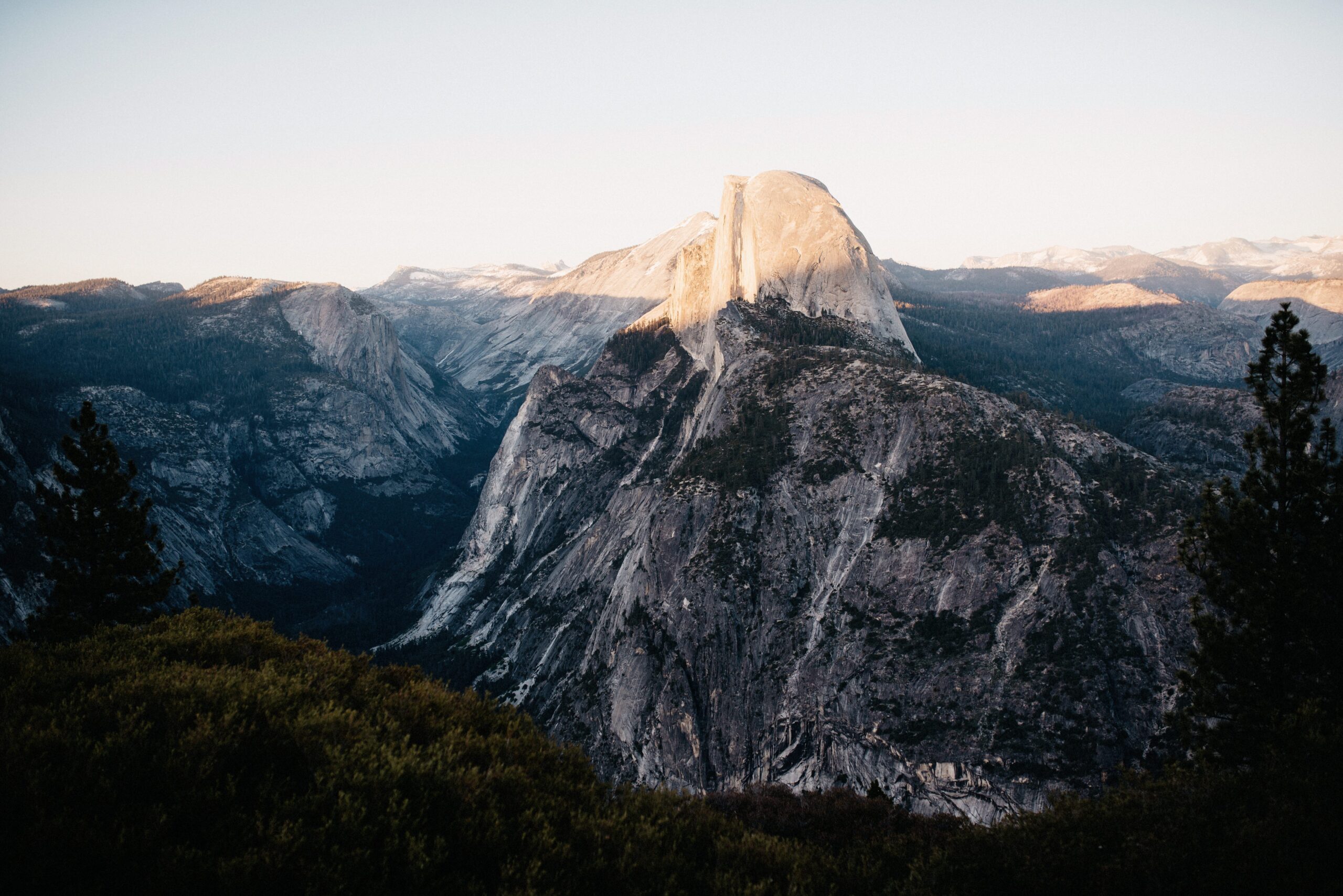 Bianca und Tom warten am Glacier Point auf den Sonnenuntergang