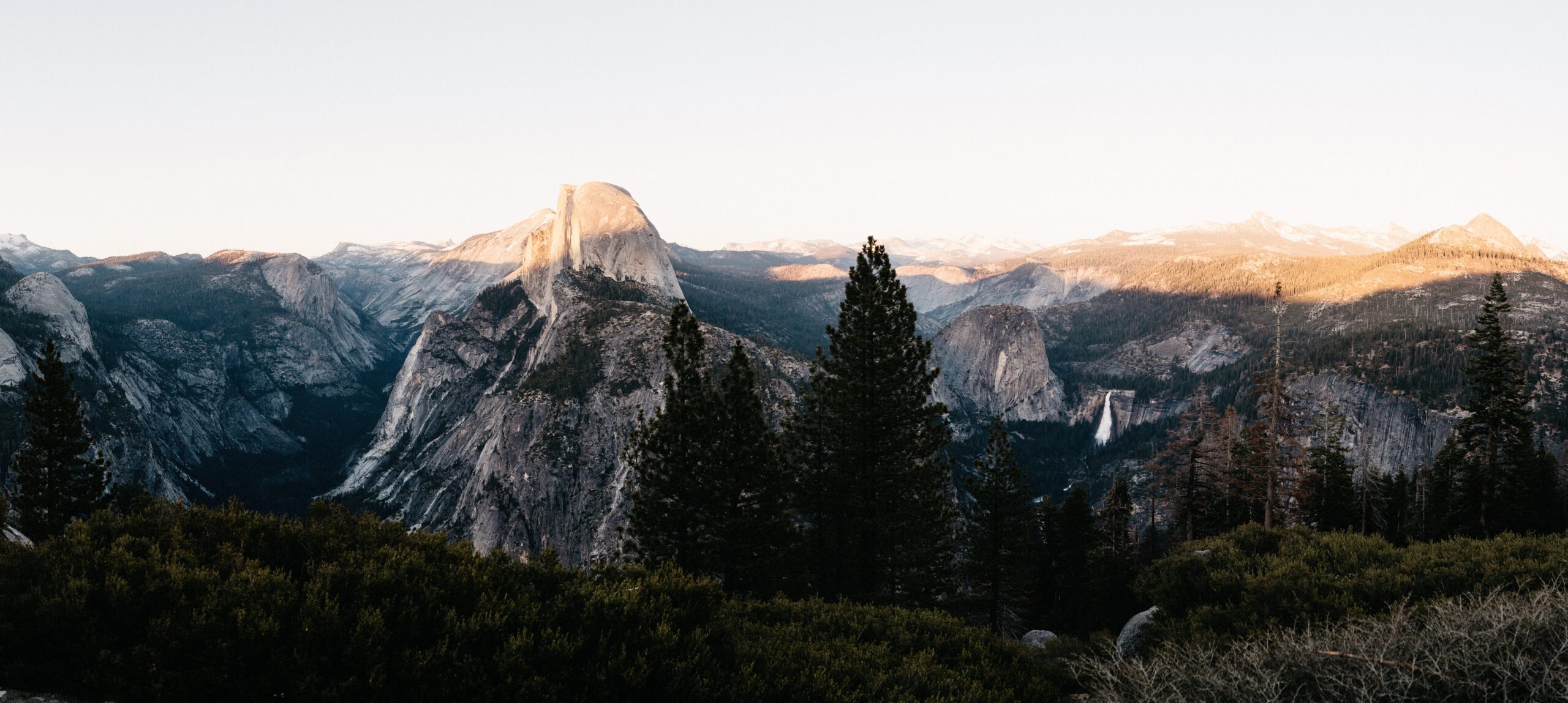 Das letzte Sonnenlicht beleuchtet Half Dome bei Sonnenuntergang