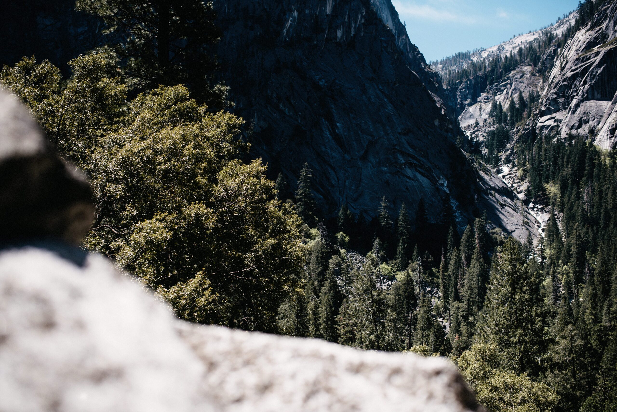 Der Merced River neben dem Weg zum Vernal Fall